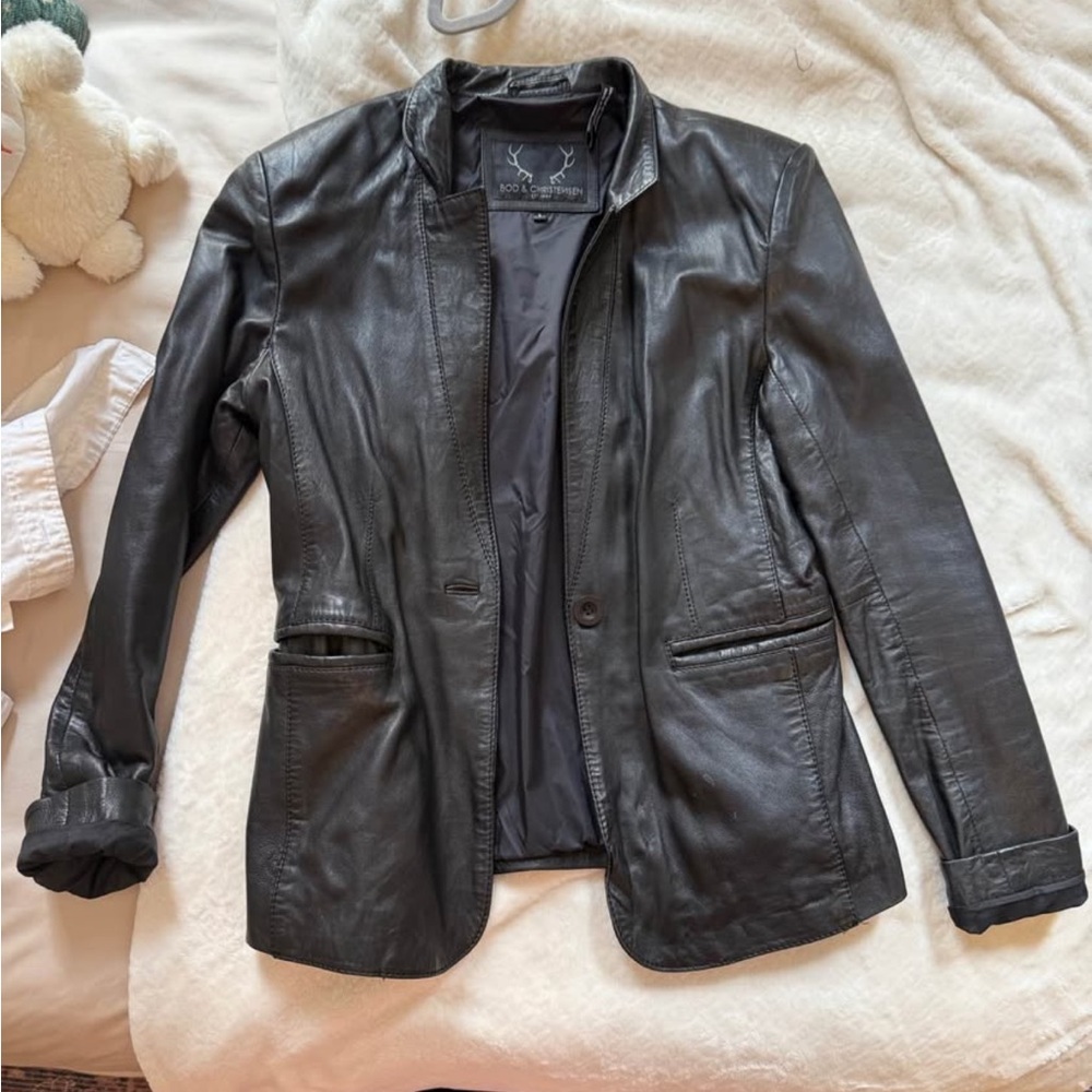 Elegant Black Leather Jacket for Women